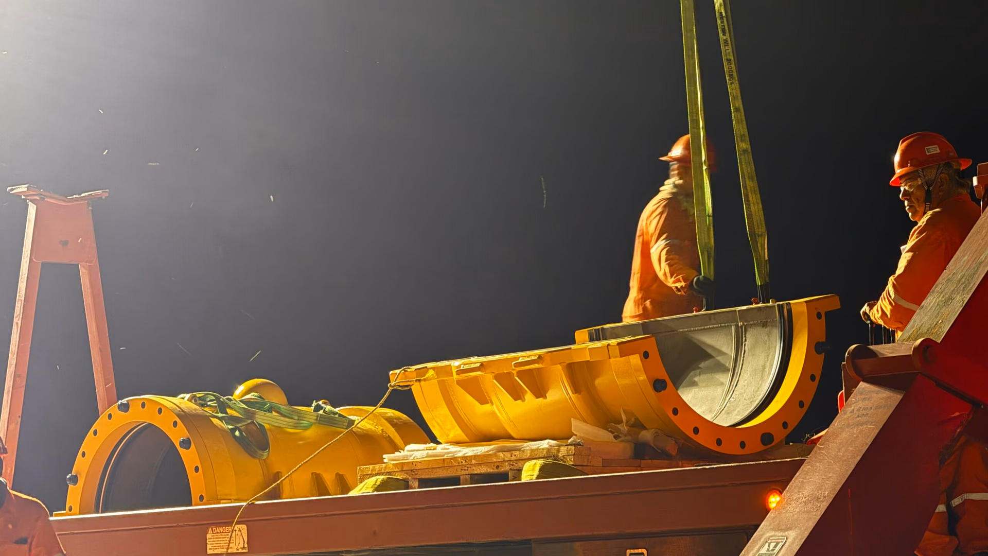 Envolvente metálica perneada lista para su instalación