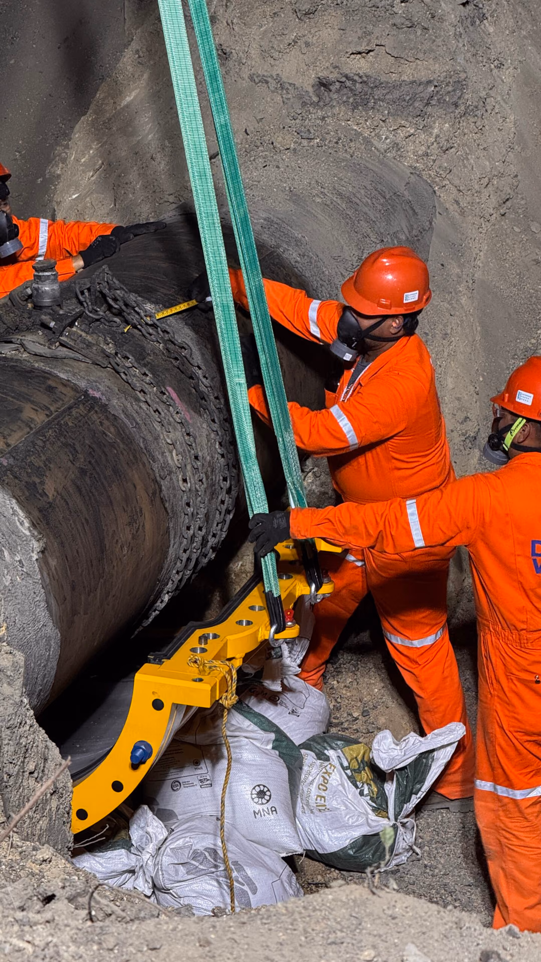 Cuadrilla instalando una envolvente perneada en un ducto enterrado