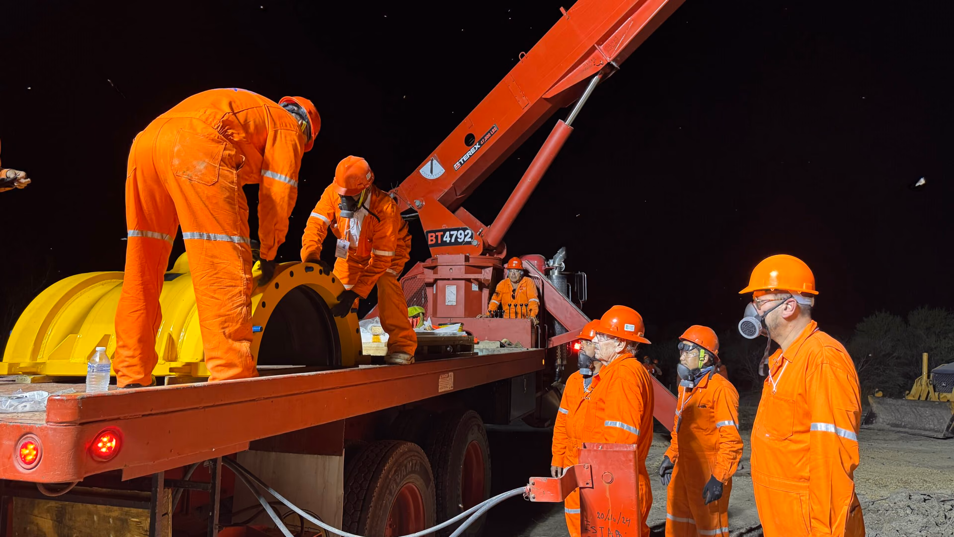 Cuadrilla preparando el montaje de una envolvente perneada en campo