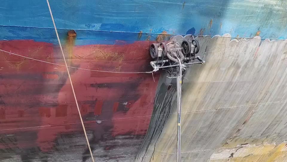 Robot de hydroblasting limpiando el casco de una embarcación